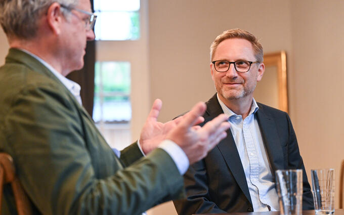 Denis Friess im Gespräch mit Matthias Schmolz (Foto: Vladimir Wegener) Denis Friess im Gespräch mit Matthias Schmolz (Foto: Vladimir Wegener)